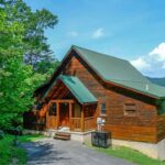 Choosing between a Hotel and a Cabin While Vacationing in the Smoky Mountains 